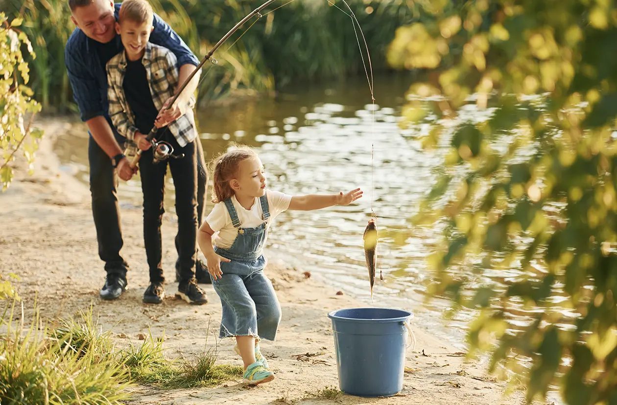 Put and take fiskeri - Familie har fanget en fisk ved en fiskesø.